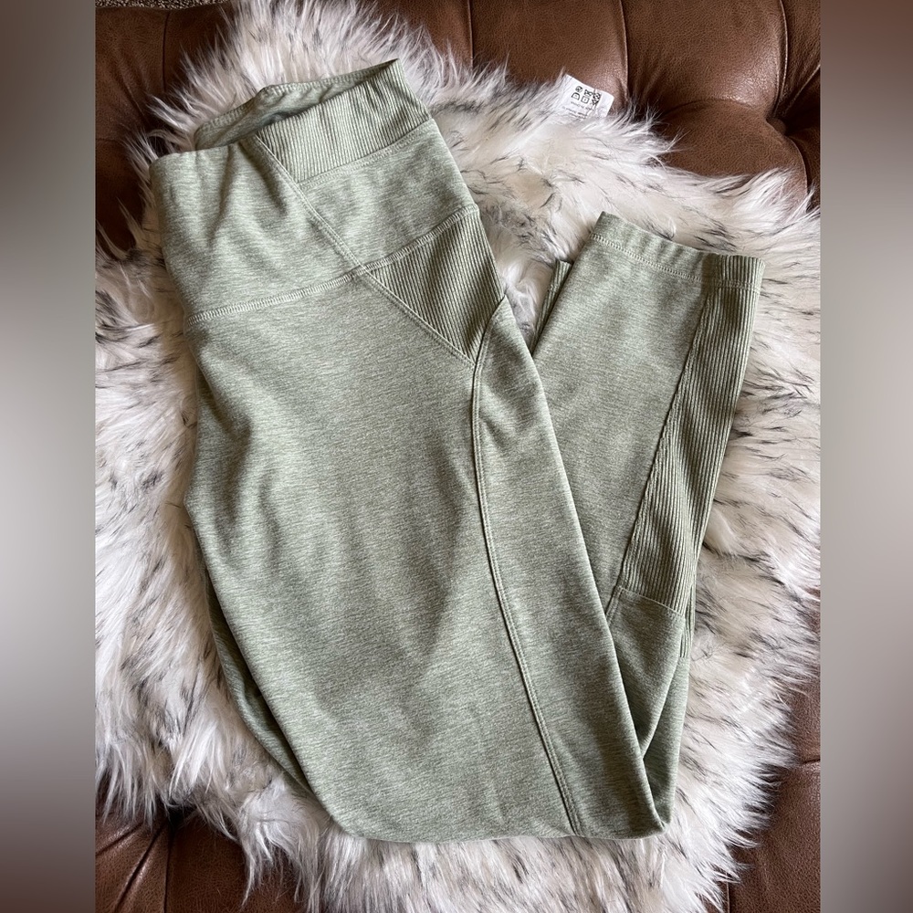 Apana Sage Green 7/8 length Pocket Leggings Size Medium